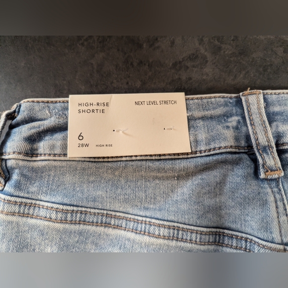 AE Next Level High-Waisted Denim Short Short | Size 6 | Light Bright Indigo - Picture 3 of 8